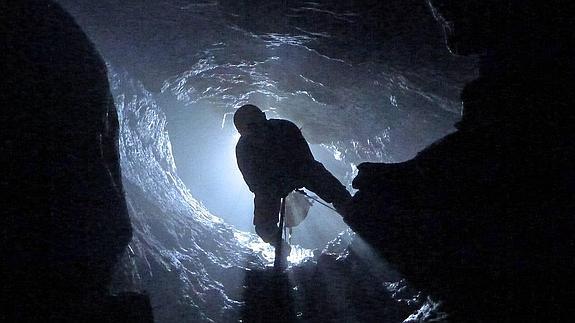 Un espeleólogo escruta las cavidades encontradas entre las antiguas minas de Reocín y la localidad de Barcenaciones.