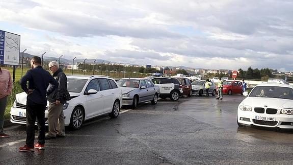 Uno de los accidentes registrados esta mañana, en esta caso en la S-10, que colapsaron el tráfico en las salidas de Torrelavega y esta entrada a Santander.