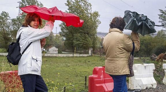 El viento se erigió ayer como molesto protagonista de una jornada en la que las temperaturas se atemperaron por el viento Sur.