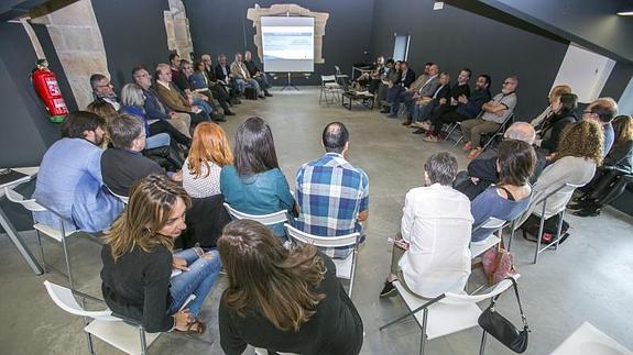 El alcalde reunido con los agentes culturales