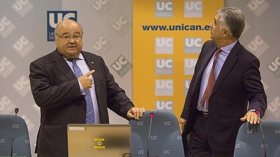 José Carlos Gómez Sal (izqueirza) junto al vicerrector Ernesto Anabitarte