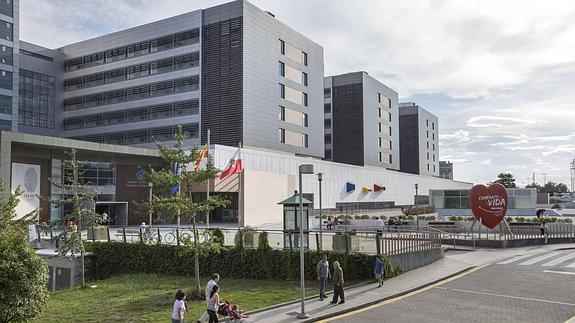 La mujer intentó abandonar a su hijo en el vestíbulo del hospital.