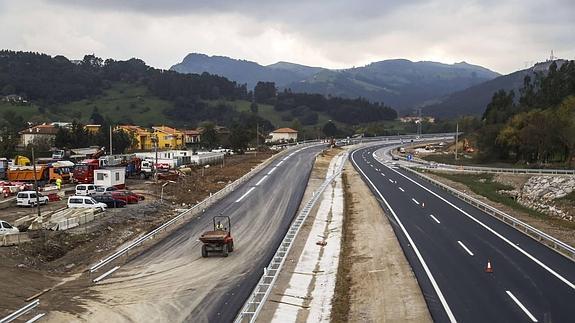 Obras finales en el tramo Solares-Torrelavega de la A-8, a la altura de Pomaluengo.