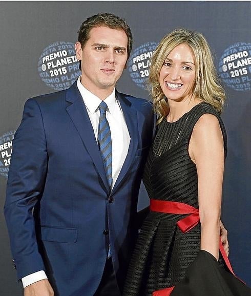 Albert Rivera y Beatriz Tajuelo, a su llegada a la cena de los premios Planeta. / 