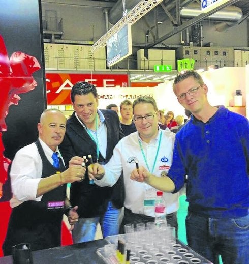 Raúl, con un grupo de baristas en la feria Host. :: dm