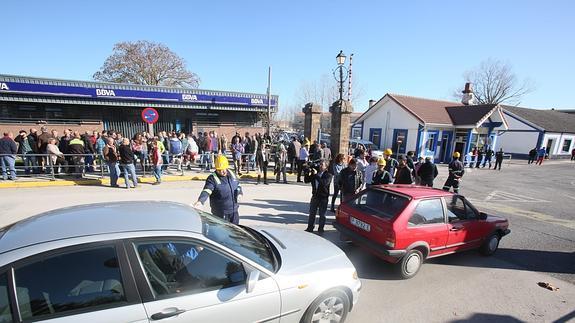Imagen de la entrada a la fábrica de Reinosa de primera hora de esta tarde.