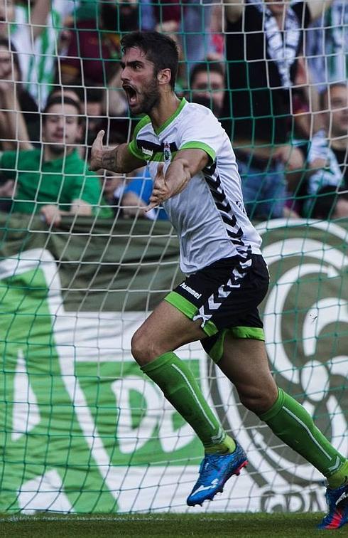 Mikel Santamaría celebra un gol ante el Burgos.