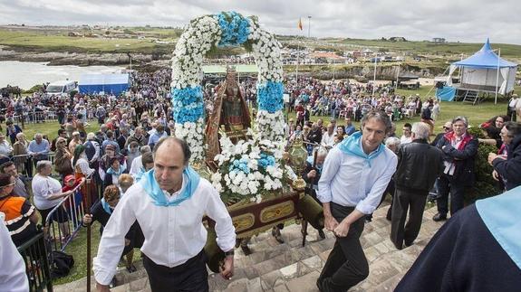 Ignacio Diego e Íñigo de la Serna llevaron en andas a la Virgen del Mar.