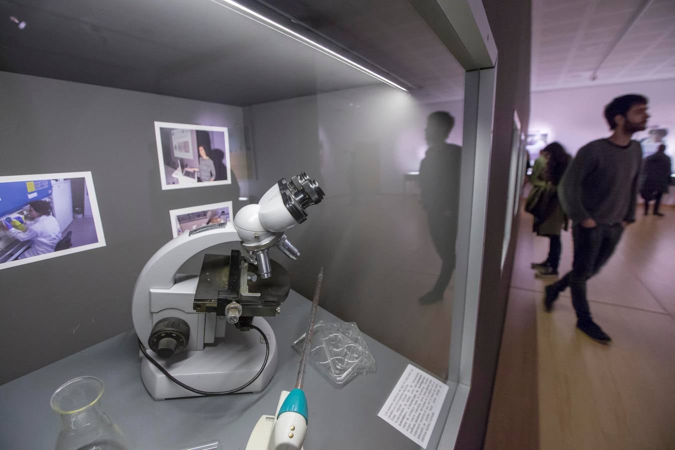 La exposición, que se puede contemplar en la Biblioteca Central hasta el próximo día 8 de enero, se acompaña por objetos destinados a la investigación