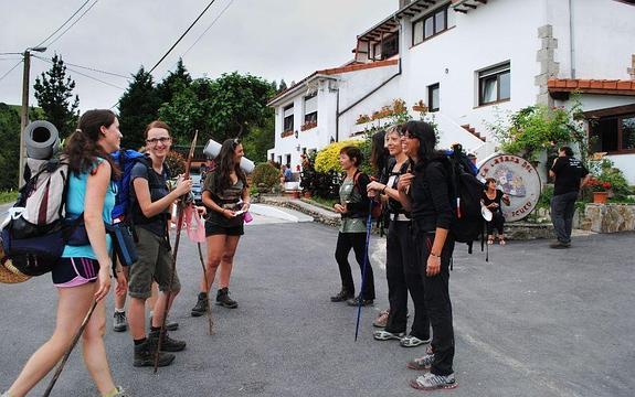Peregrinas en el Camino del Norte a su paso por Cantabria.