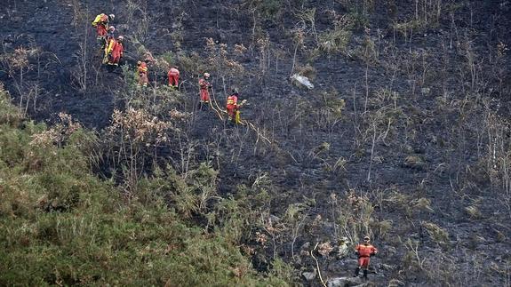 Los montes de Cabuérniga, arrasados después de una noche muy difícil en la que las llamas se acercaron peligrosamente a las casas.