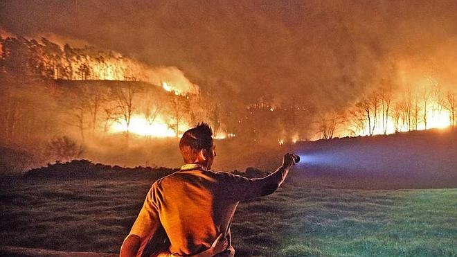 Imagen de esta madrugada con el fuegos alcanzaró su máxima incendios. 