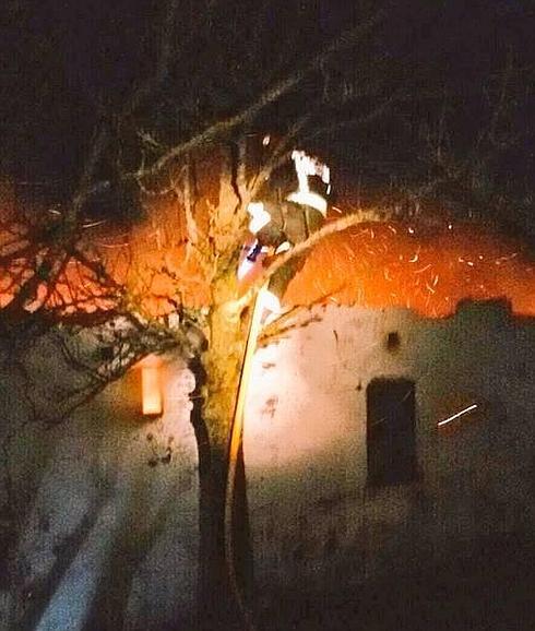 Los bomberos durante la tarea de extinción