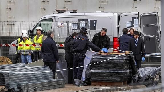 Agentes de la Policía Nacional intervienen en un accidente laboral ocurrido en marzo en las obras del Hospital Valdecilla, en el que murió un trabajador senegalés. 