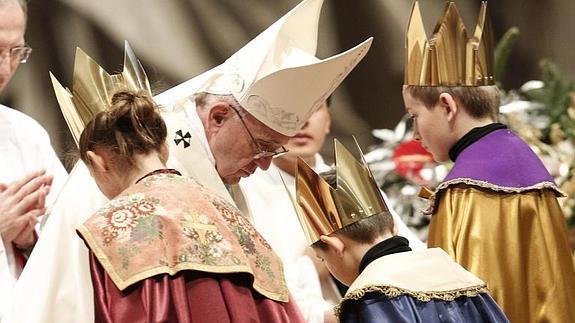 Una niña representa a un Rey Mago hoy en el Vaticano