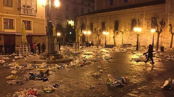 Así ha amanecido la Plaza de Cañadío tras las celebraciones de Nochevieja.