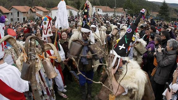 La Vijanera se viste con su mejor máscara ante miles de devotos