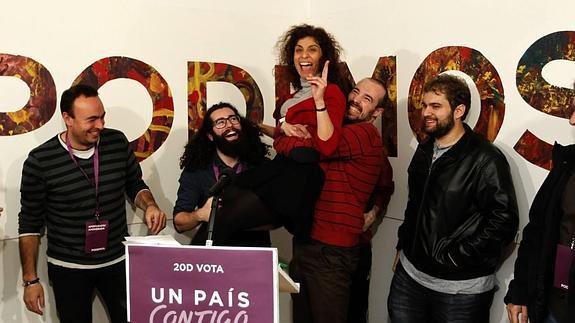 Los compañeros de Podemos aúpan a Rosana Alonso celebrando su elección como diputada el 20-D.