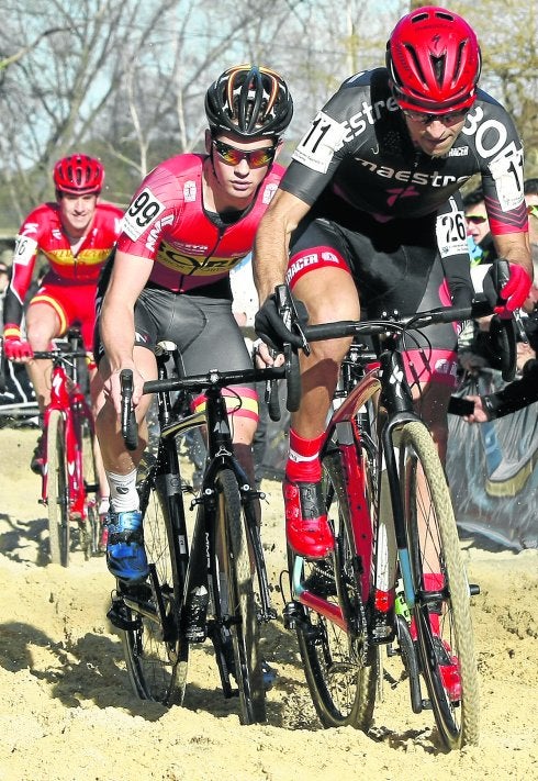 Ismael Esteban, por delante de Kevin Suárez, en el Regional del pasado fin de semana. 
