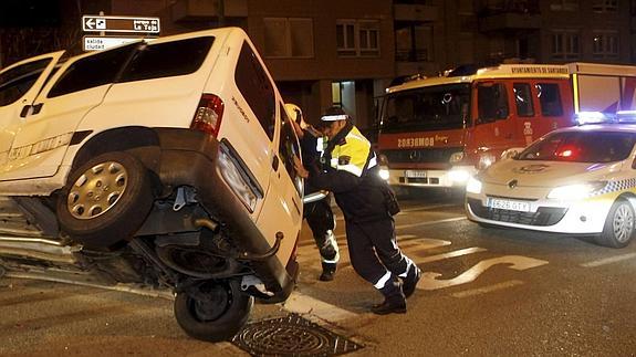 Bomberos y policías, trabajando juntos en un accidente de tráfico en Santander.