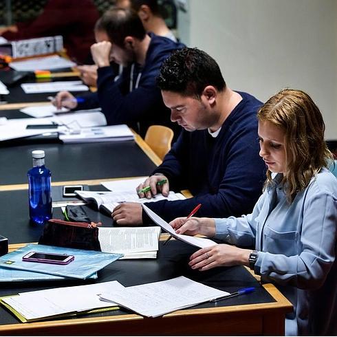 Alumnos de la Universidad de Cantabria estudian en la bilbioteca de Ciencias y Derecho.