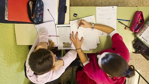 Dos estudiantes repasan los apuntes en el instituto Santa Clara.