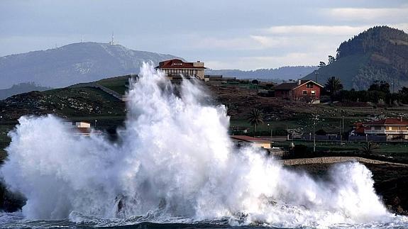Las olas han dejado imágenes espectaculares en la costa cántabra este lunes.