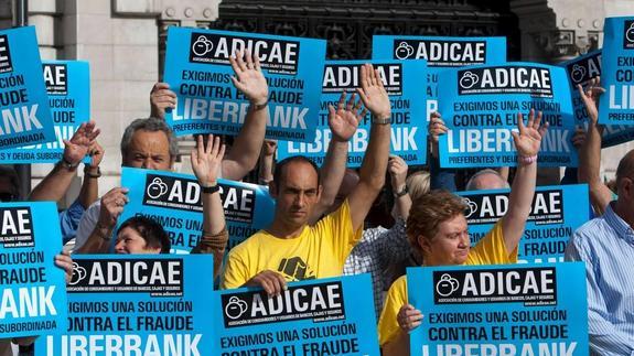 Protesta de afectados por las participaciones preferentes de Liberbank en Santander.