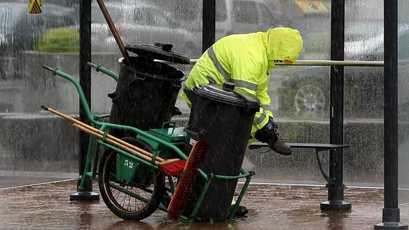 Cámaras de vigilancia y teléfono anónimo para cazar a los que ensucian las calles de Torrelavega