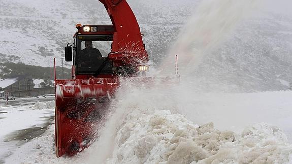 Una maquina quitaba la nieve del aparcamiento de la estación, este viernes.