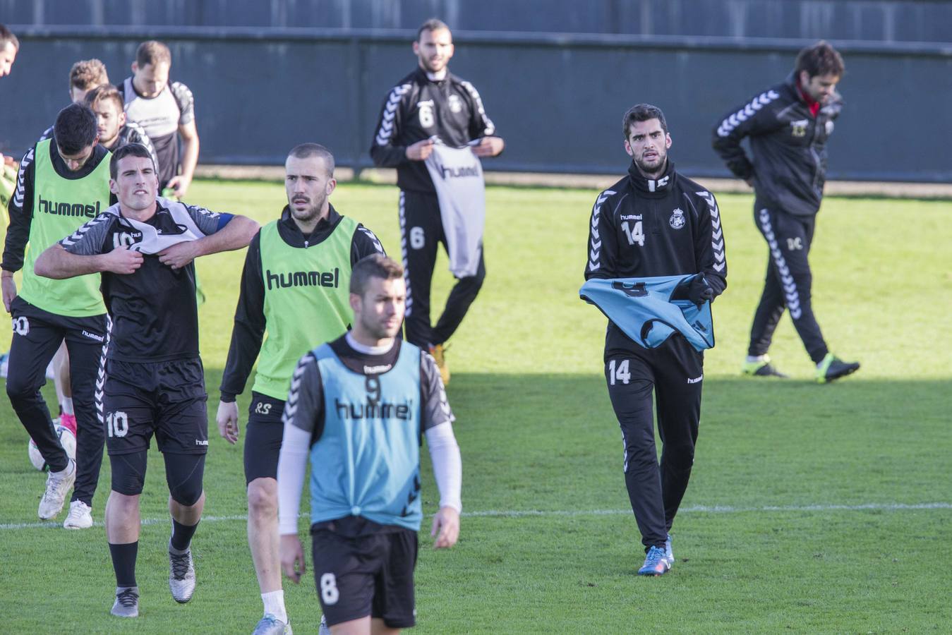 Las miradas estaban puestas ayer en Mikel Santamaría, a la derecha con el 14, quien finalmente entró en la convocatoria