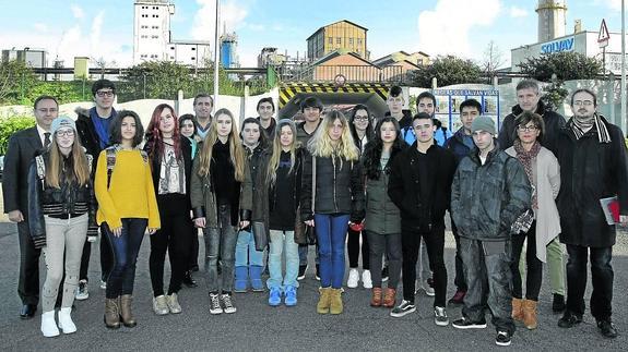 Los alumnos del IES Manuel Gutiérrez Aragón, en el Centro de Formación de Solvay