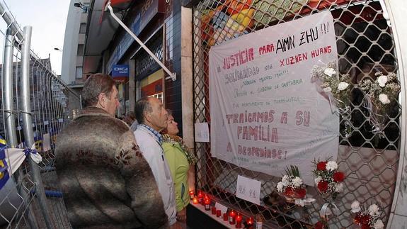 Flores y velas en recuerdo de Aimin Zhu, en noviembre de 2015.