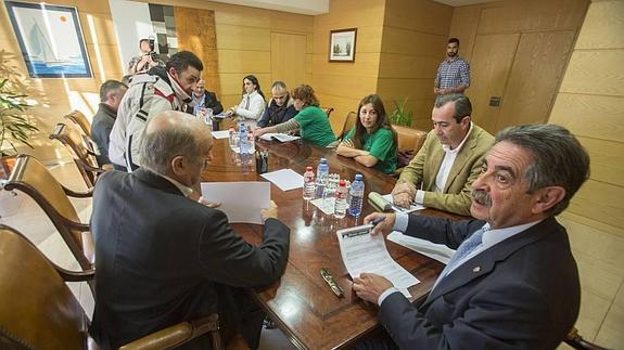 Reunión de Revilla con representantes de las plataformas antidesahucios, el pasado mes de octubre.