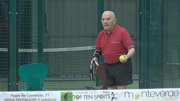 Juan Carlos Megía, de 82 años y recién operado de cáncer, juega tres veces por semana al padel.