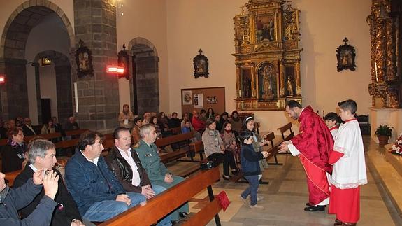 La homiliía contó contó con la presencia de cinco sacerdotes y un franciscano, de Liébana, Santander, Santoña y Laredo.