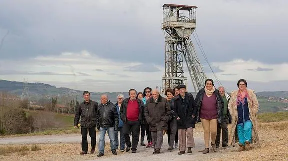 Viejos mineros y descendientes del pueblo de Reocín recorrieron el año pasado lo que queda en pie de la mina.