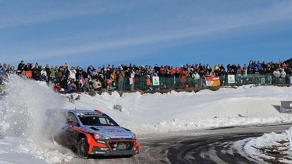 Dani Sordo, en una de las pasadas por el tramo de Saint Leger-La Batie, este sábado en el Rally de Montecarlo.