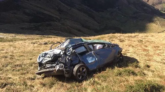 El coche quedó «como un acordeón», dicen los ciclistas que atendieron al herido. Ellos mismos no fueron capaces de identificar el vehículo. 