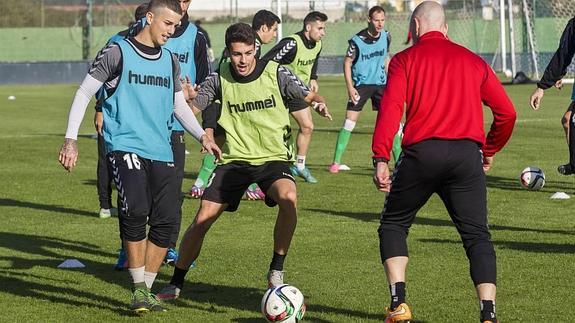 Isma Cerro, en un entrenamiento, con el ablón en los pies.