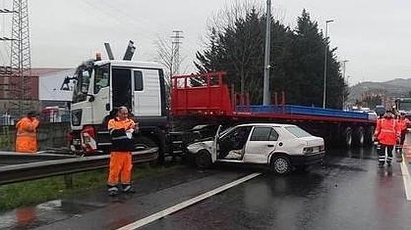 El camión ocupaba parte de la vía tras el accidente.