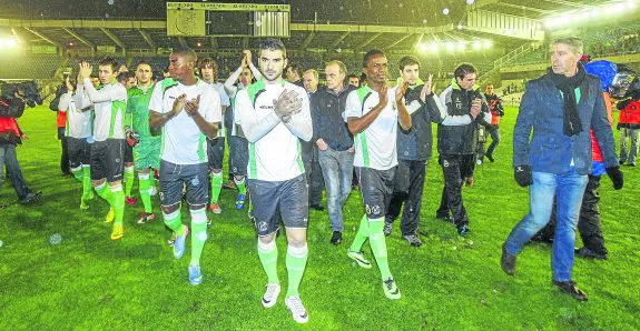 Paco Fernández, a la derecha, acompañó a los jugadores en la vuelta al campo que realizaron el día del plante.