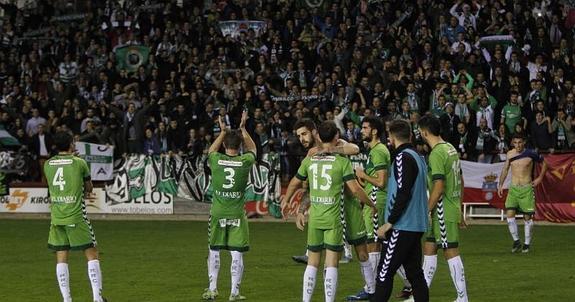 Los jugadores racinguistas saludan, tras el partido, a los más de 2.000 aficionados racinguistas desplazados a Las Gaunas. 