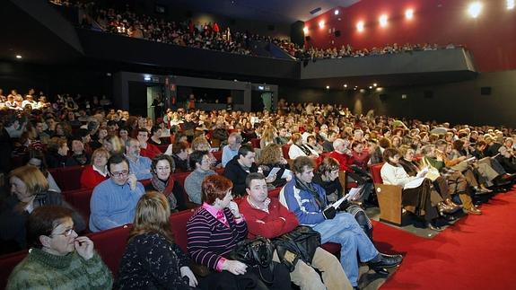El Teatro Municipal Concha Espina durante una representación del FI