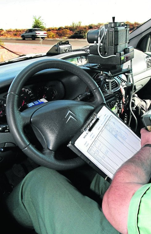 Un vehículo de la Guardia Civil, con un radar. :: rafael lafuente