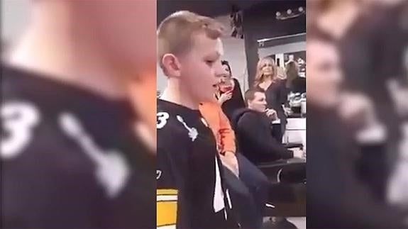 El niño que emociona a internet