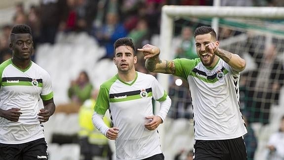 Granero (derecha) celebra el gol que marcó de penalti.