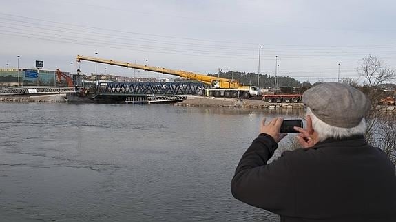 La pasarela conecta la ría de Boo y el apeadero de Feve en Astillero