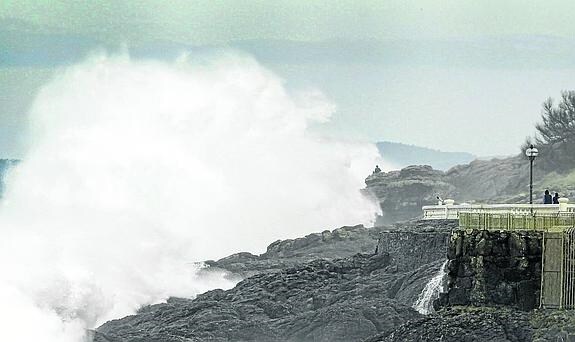 Las primeras grandes olas golpearon ayer contra los acantilados de la península de La Magdalena.