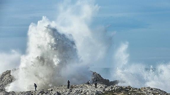 Las olas han alcanzado una gran altura frente a la Virgen del Mar, en Santander
